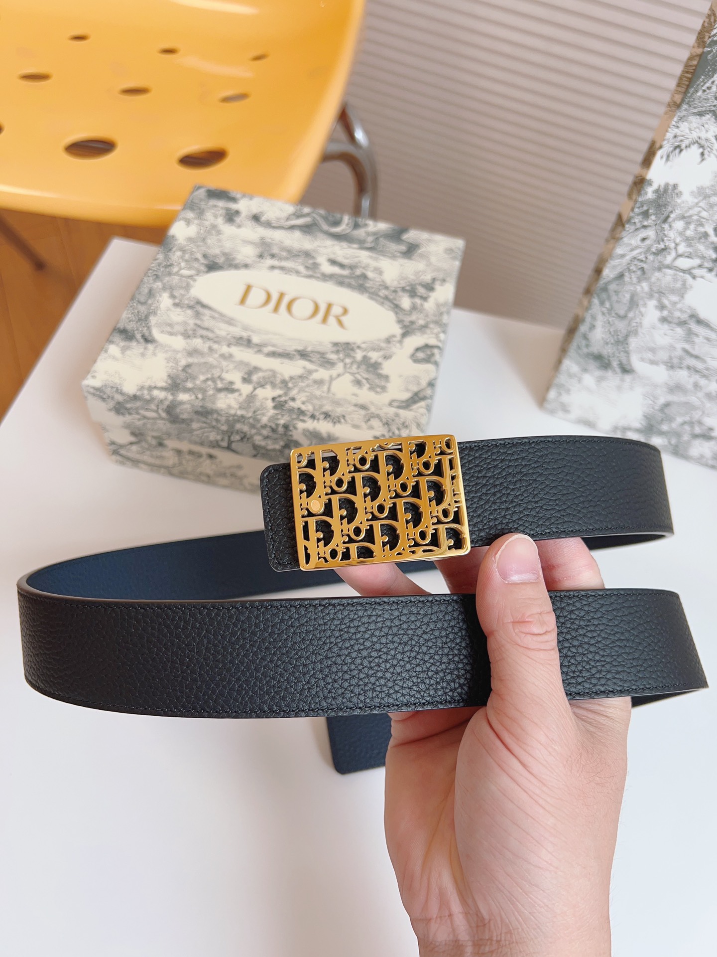 Dior hollow buckle cowhide double-sided belt 3.5CM wide