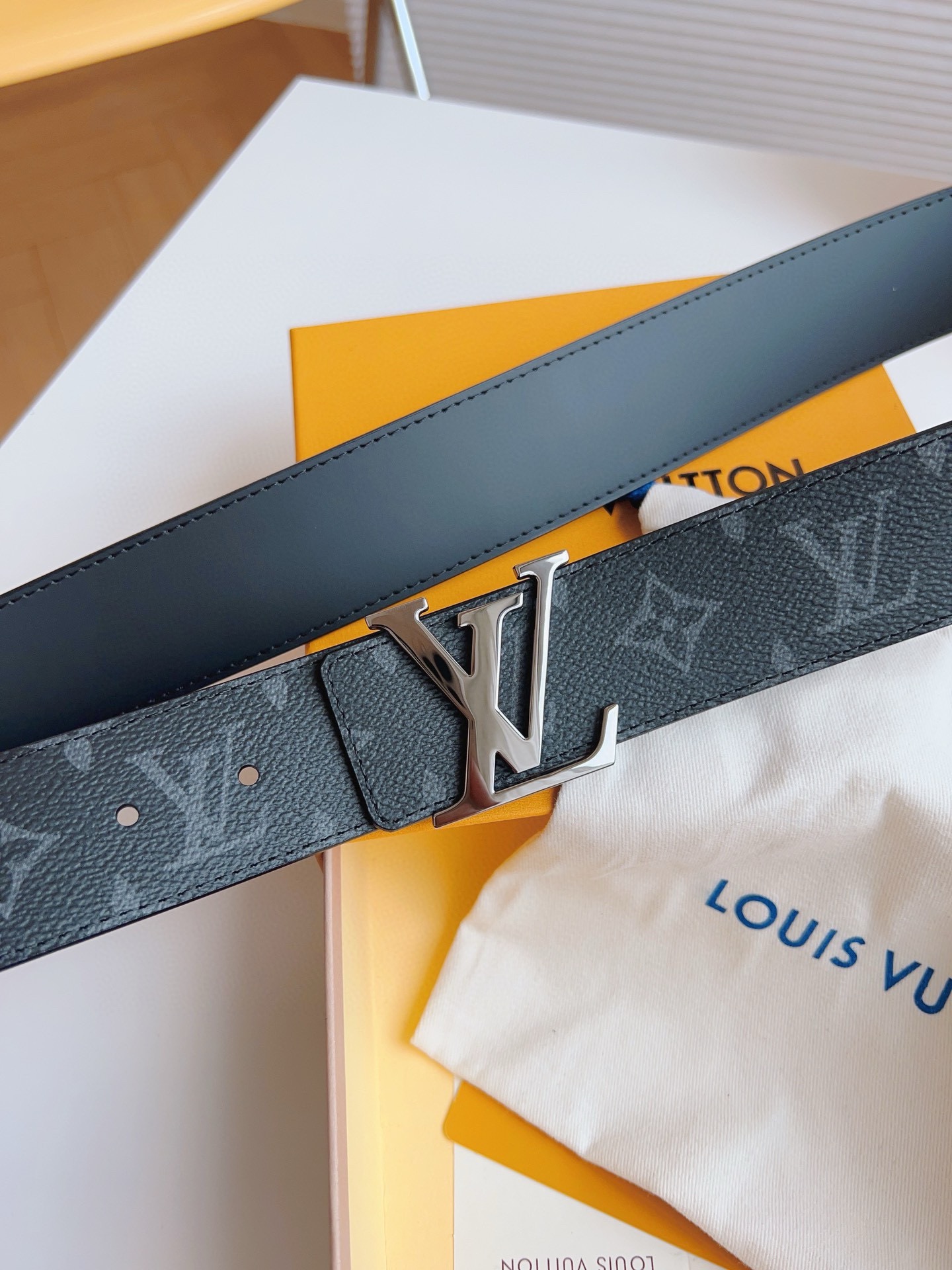 Louis Vuitton Men's Old Fashioned Cowhide Belt 4CM Width