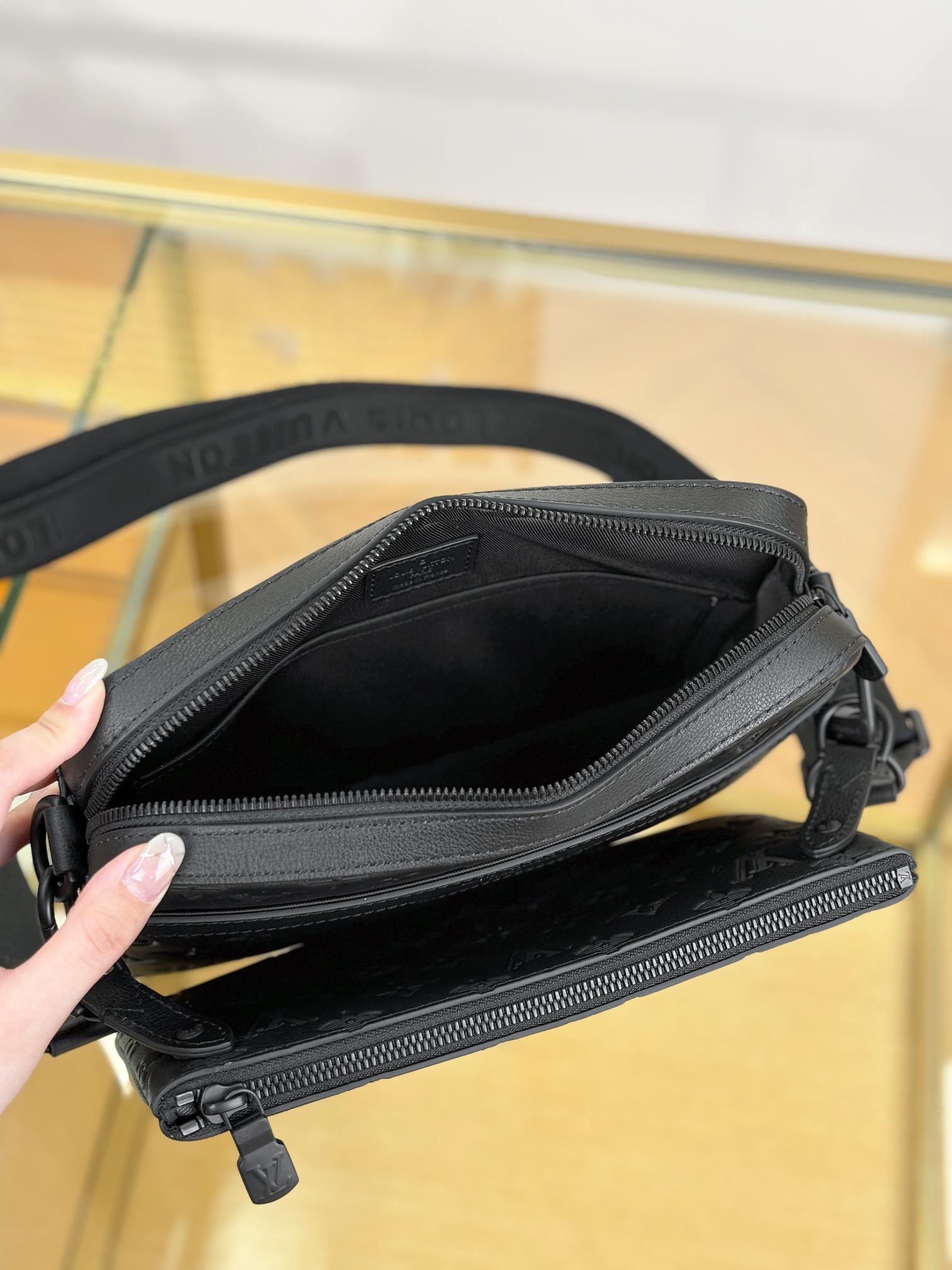 Louis Vuitton TRIO Messenger Bag M46602