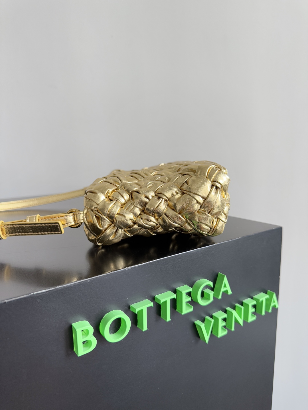 Bottega Veneta Kalimero cha cha woven handbag 785780