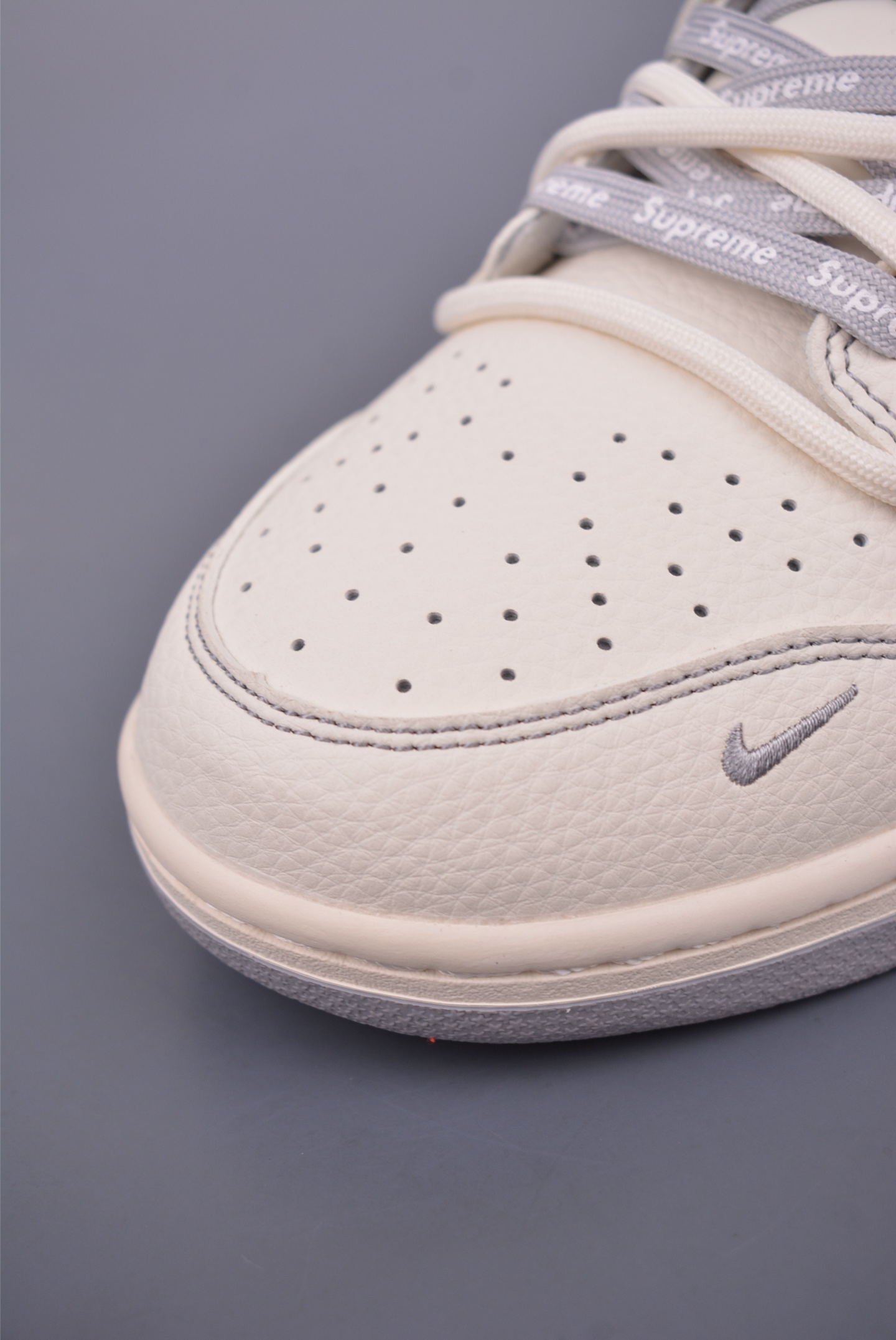 SUPREME x Nike SB Dunk Low sneakers Off-white and gray DM6868-086