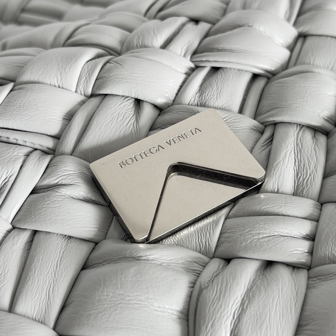 Bottega Veneta 24 Rumple Messenger Bag 776519