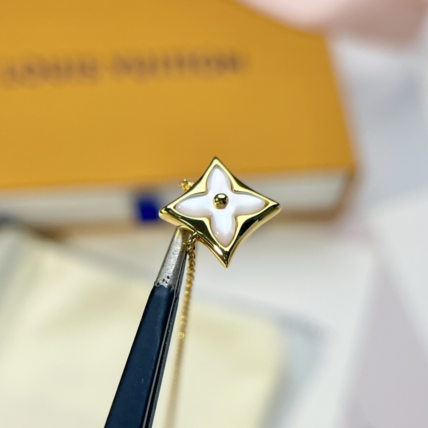 Louis Vuitton single flower diamond necklace