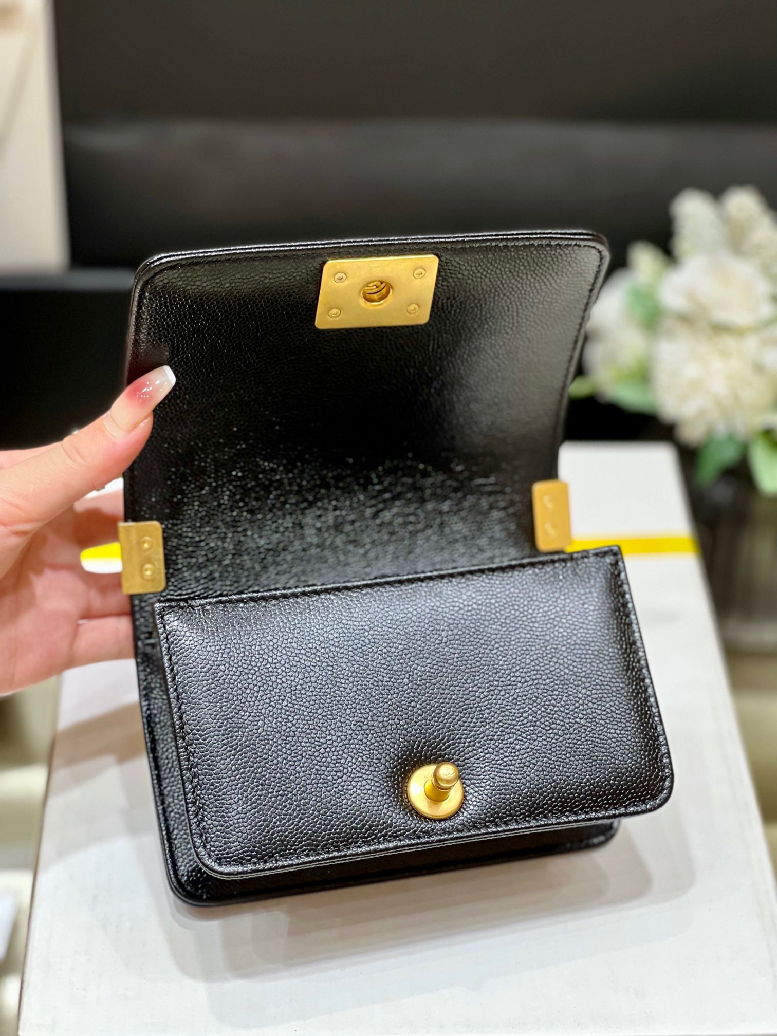 Chanel 22A Le mini boy bag 67364
