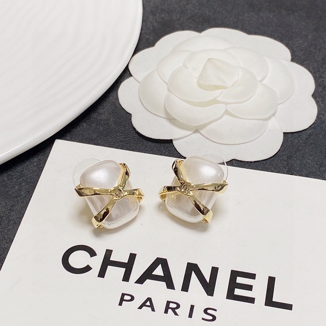 Chanel Gold Pearl Earrings