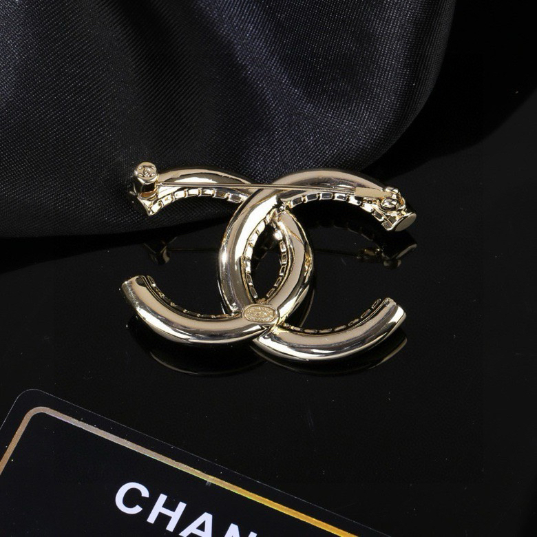 Chanel classic brooch