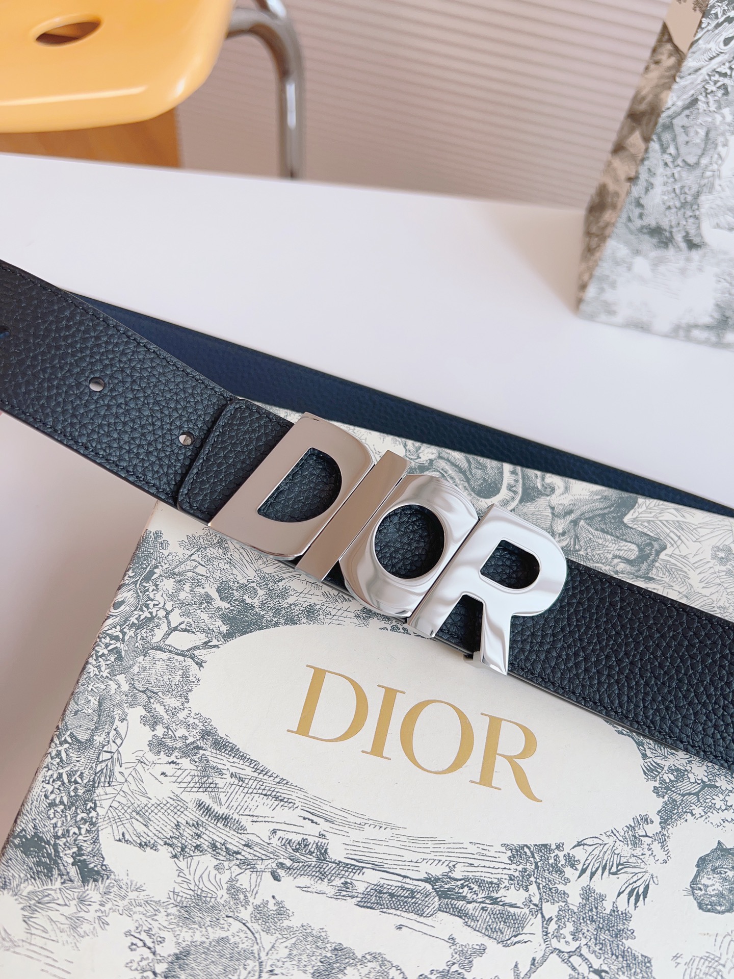 Dior double-sided leather belt with letter buckle, 3.5CM wide