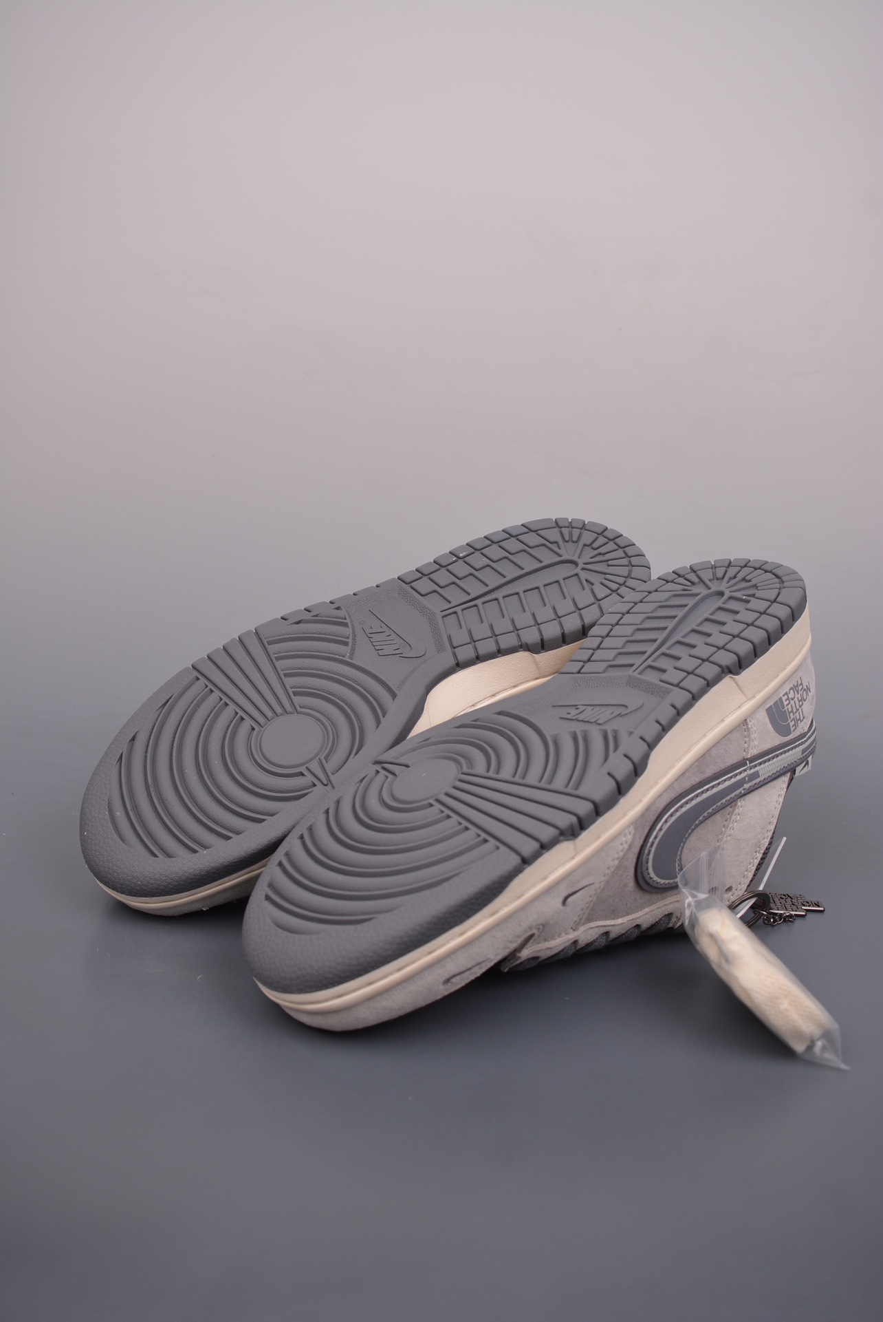 The North Face x Nike SB Dunk Low The North Face Gray DM6868-004