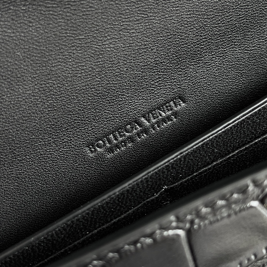 Bottega Veneta Andiamo rare crocodile leather handbag 741511