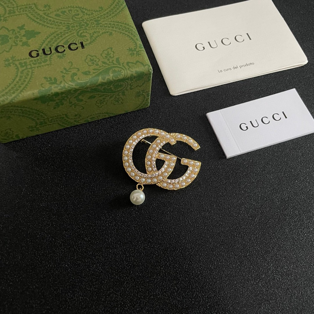 GUCCi GG Pearl Brooch