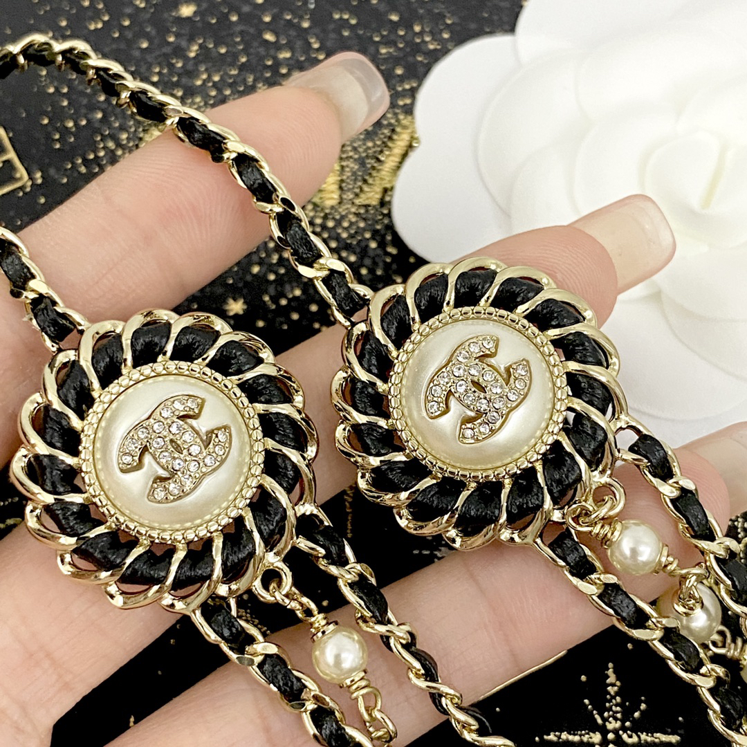 CHAN 24 round pearl black leather triple chain