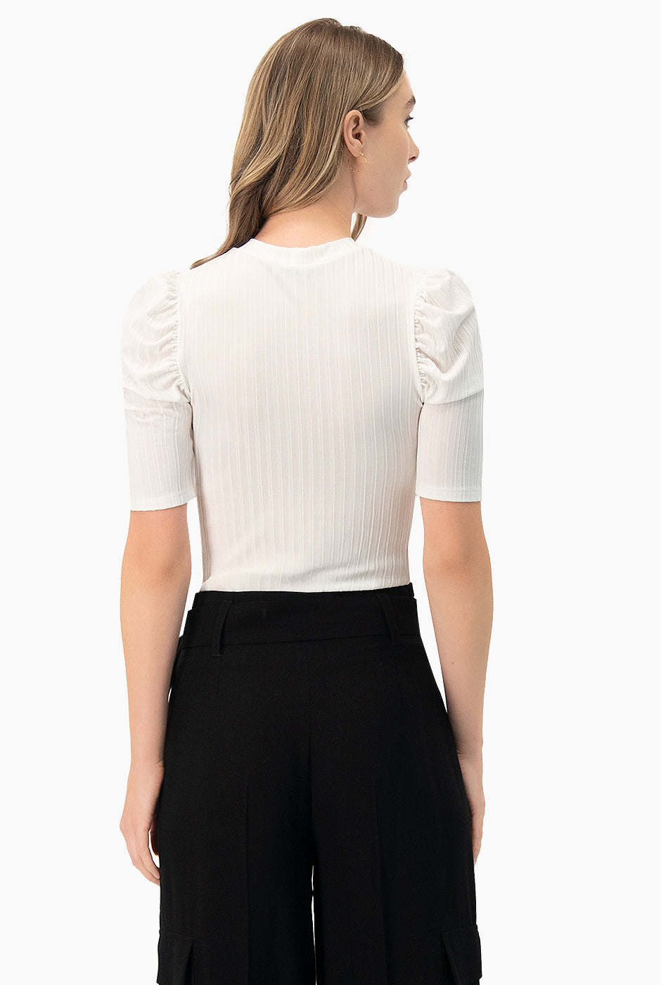 Blusa blanca de hombro abullonado