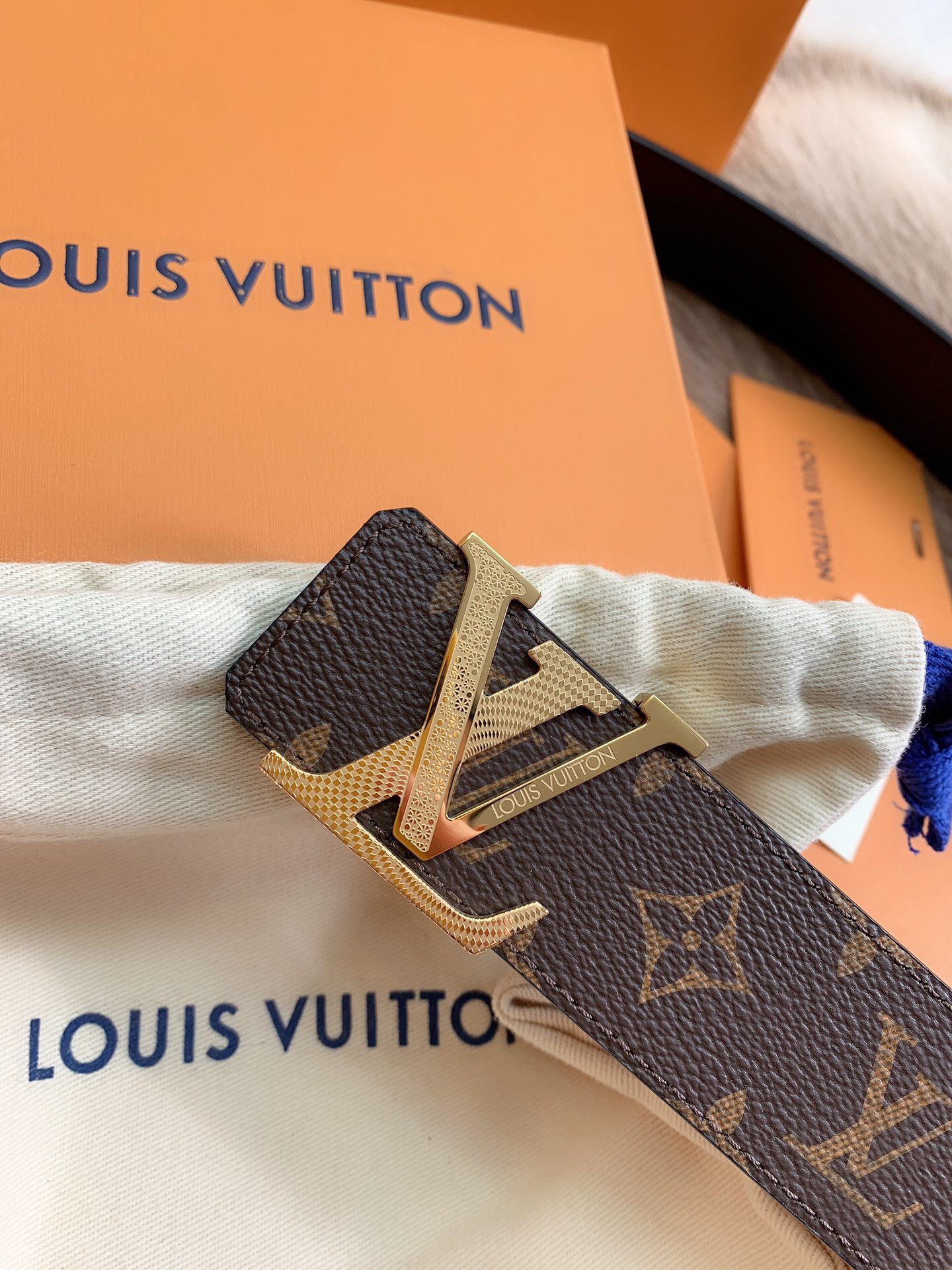 Louis Vuitton Men's Old Fashioned Cowhide Belt 4CM Width