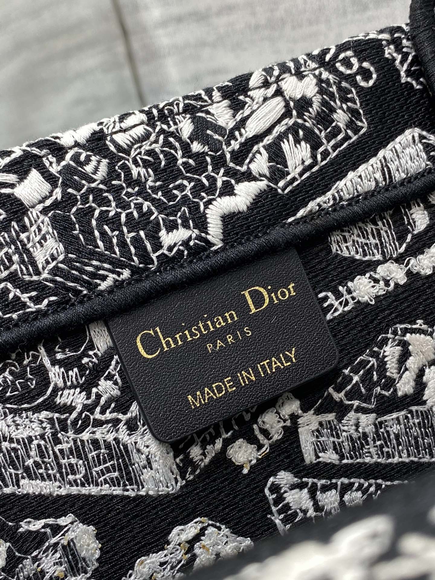 Dior embroidered tote bag medium