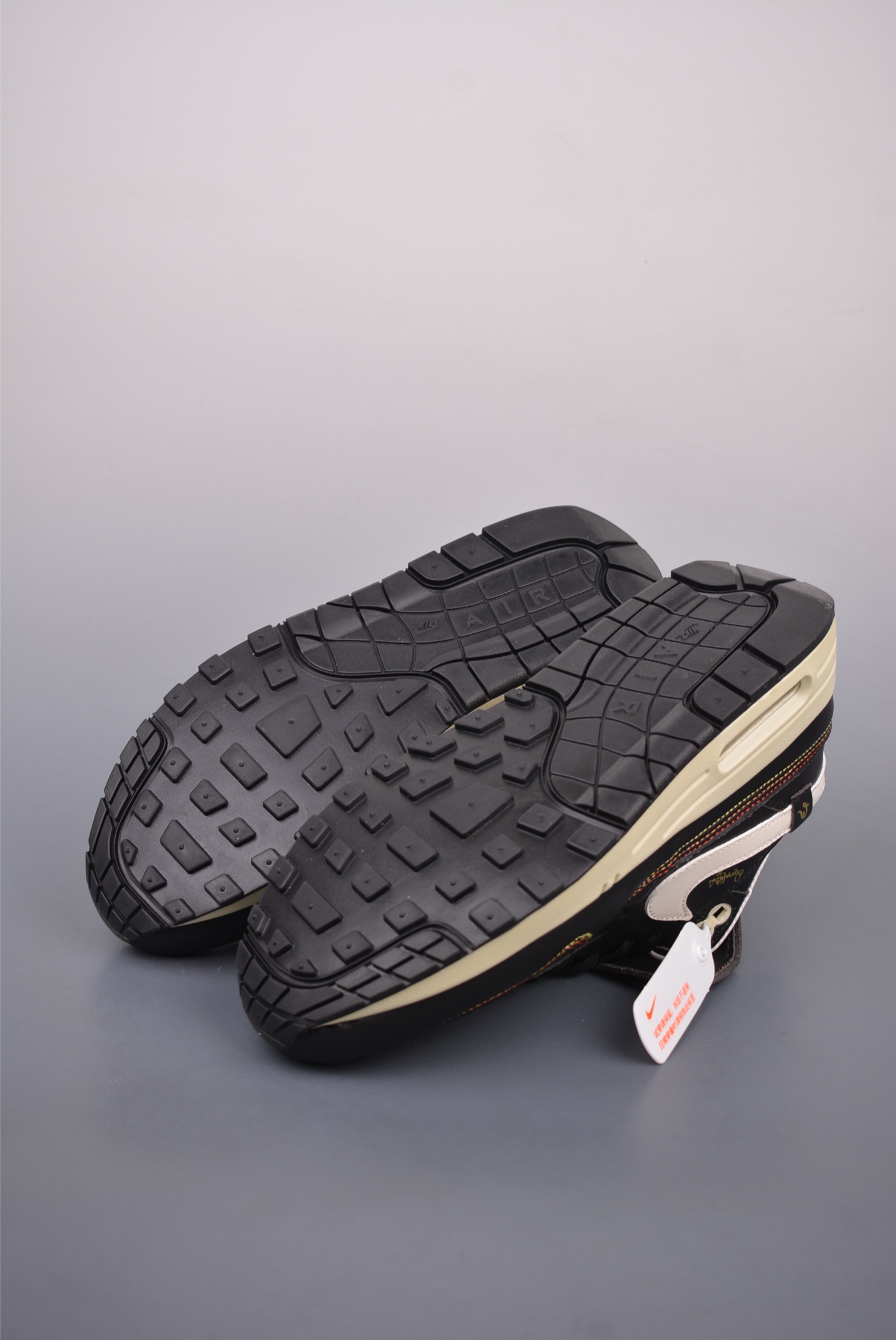 Nike Air Max 1'87 series leather black and white gold tongue FD2638-005