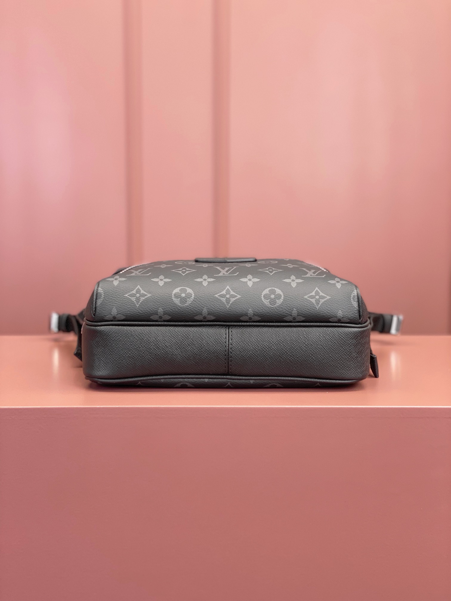 Louis Vuitton OUTDOOR Messenger Bag M30233