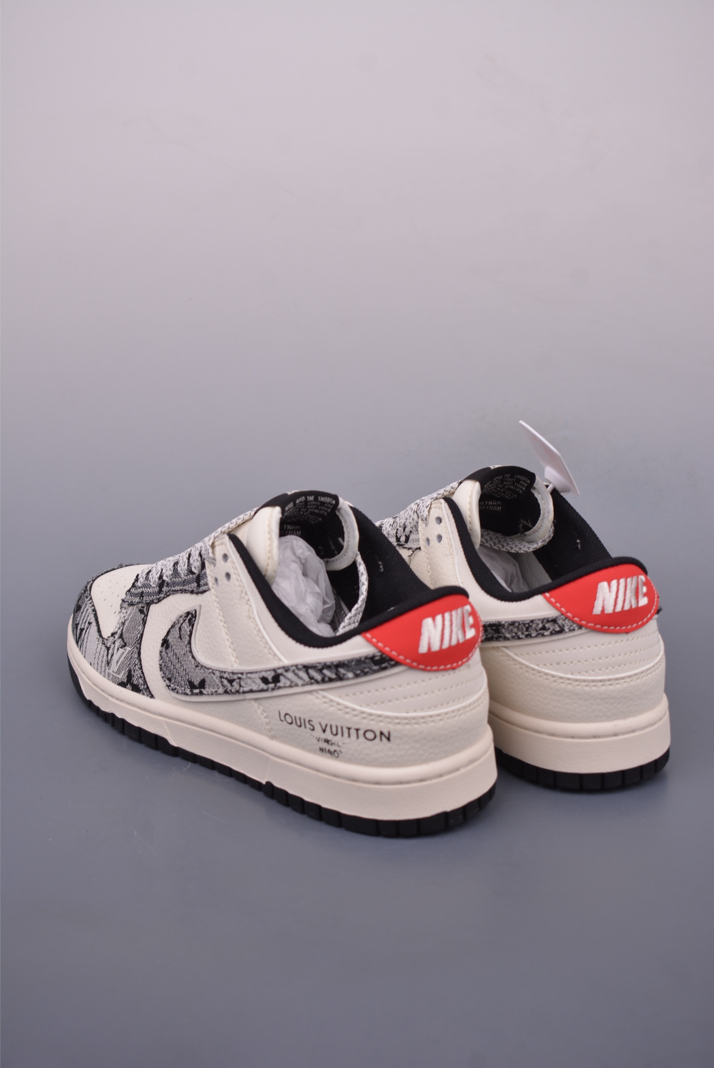 LV x Nike SB Dunk Low low-top sneakers Denim Gray and White Gradient JY6988-110