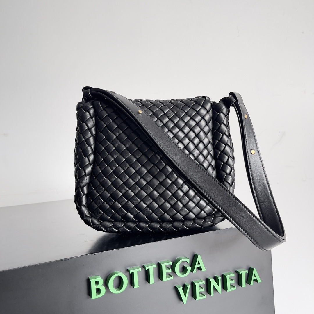 Bottega Veneta mini cobble bag 762711