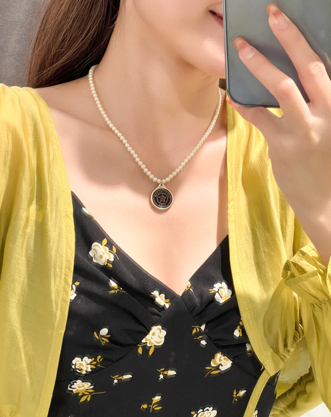 Dior five-pointed star pearl choker necklace