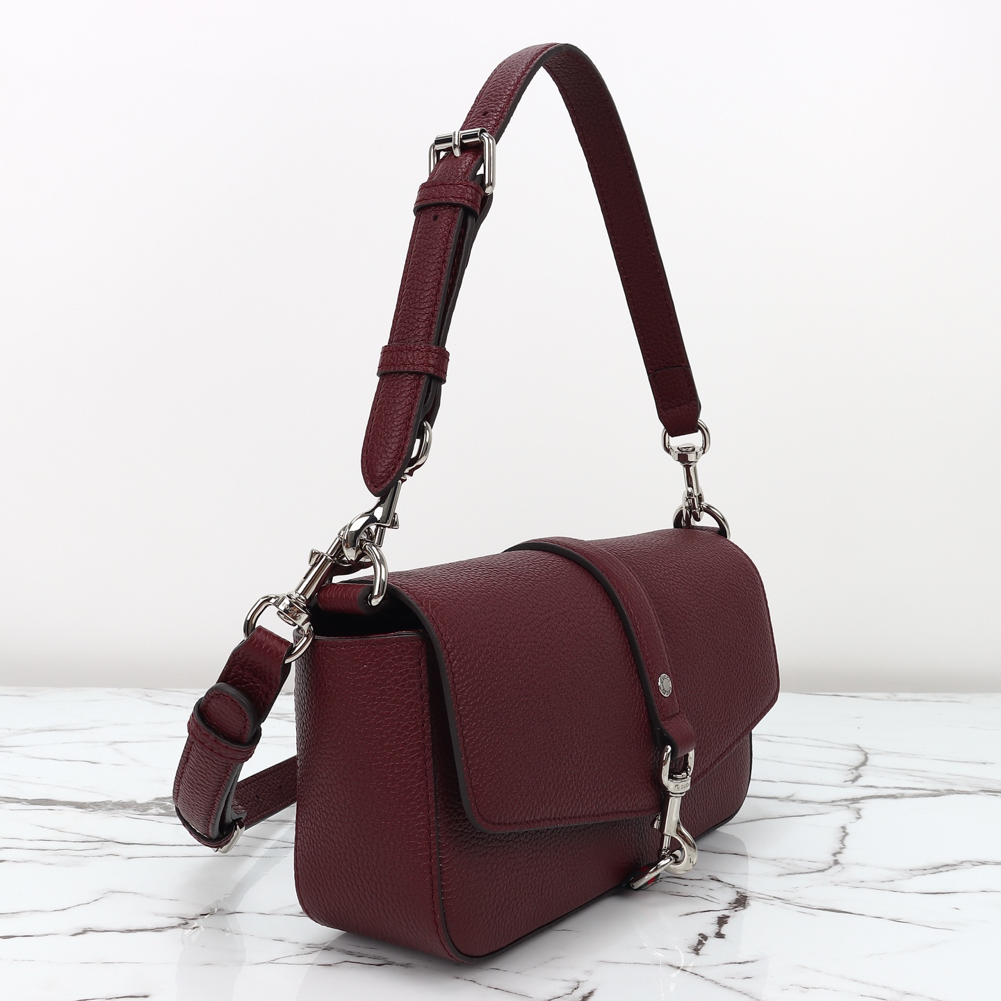 Gucci small crossbody bag with hook closure‎ 821623 AAESU 1069