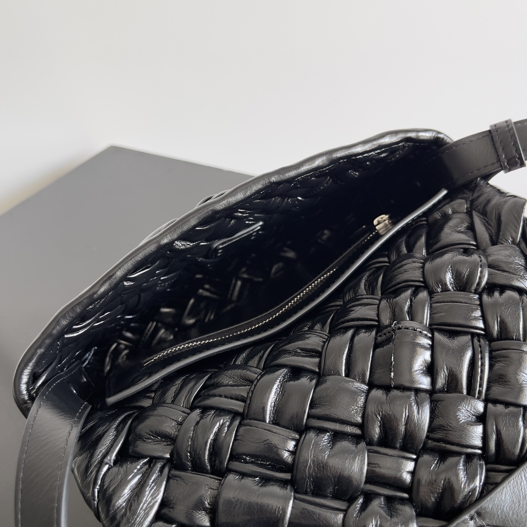Bottega Veneta RUMPLE MESSENGER handbag 787113