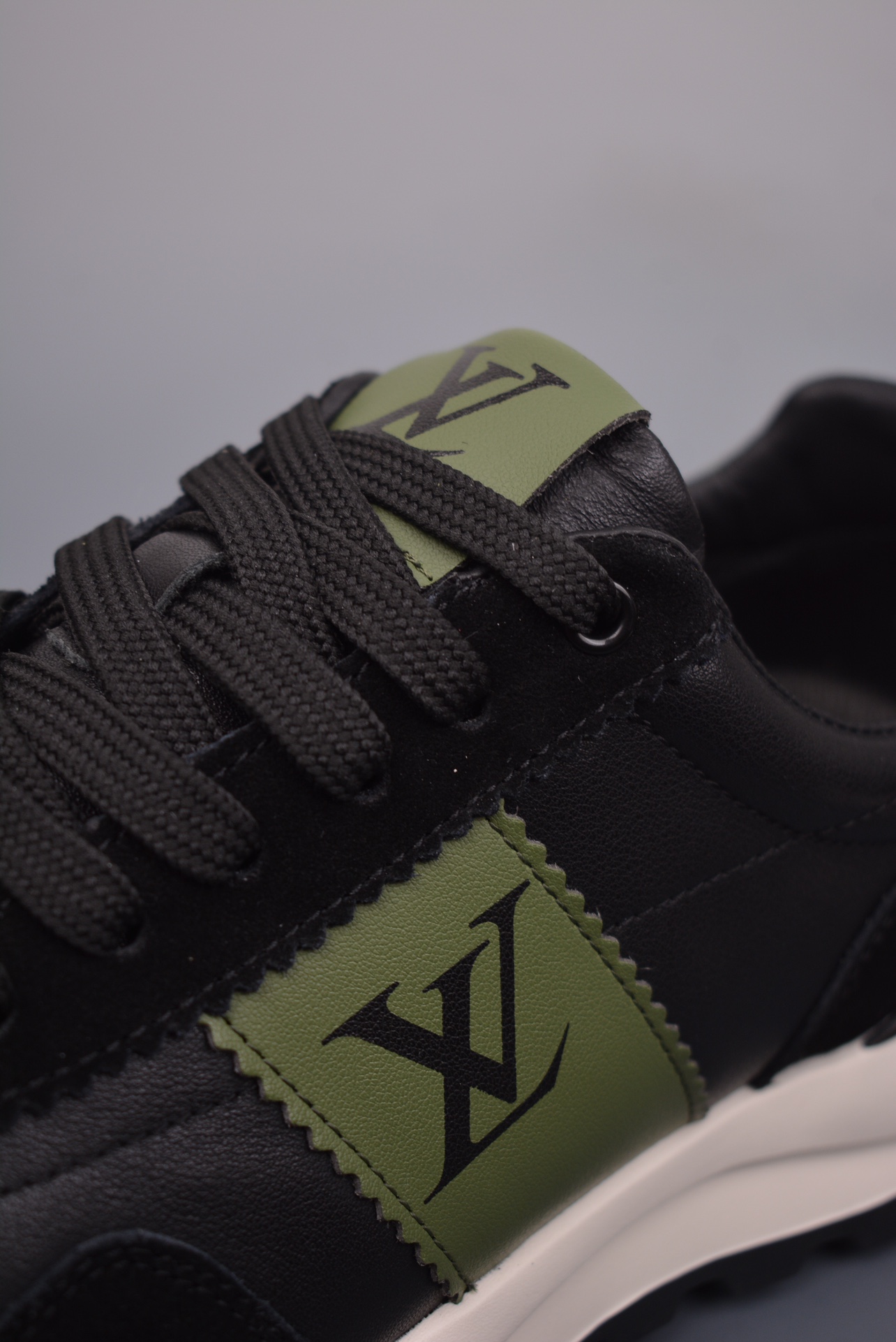 Louis Vuitton Couro Maden Luxe Low Sneaker Black Army Green