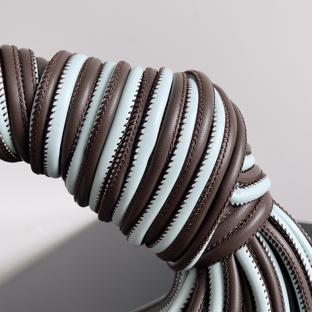 Bottega Veneta tubular leather jodie handbag 755540