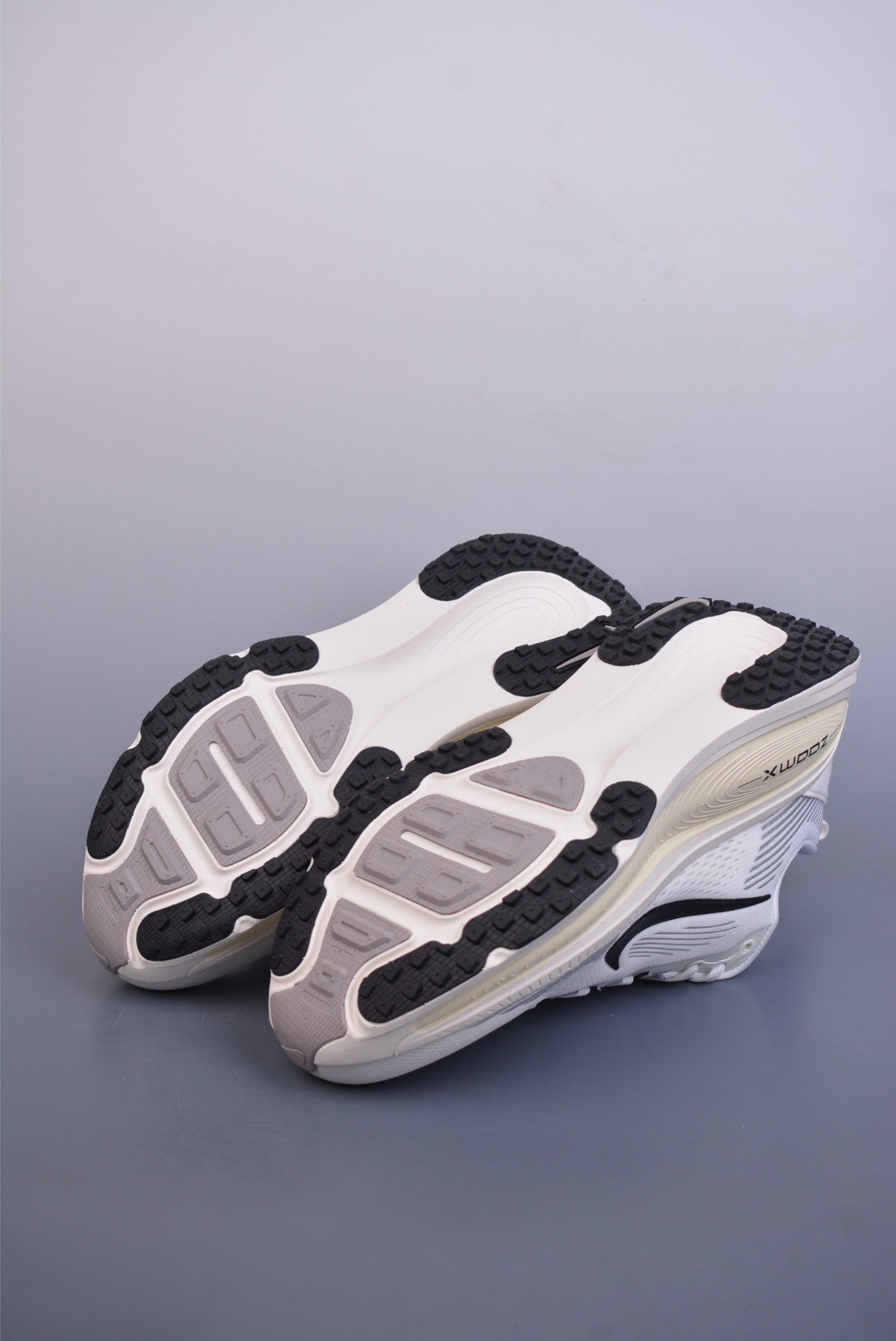Nike Vomero 18 ZoomX running shoes off-white and black hook HM6803-101
