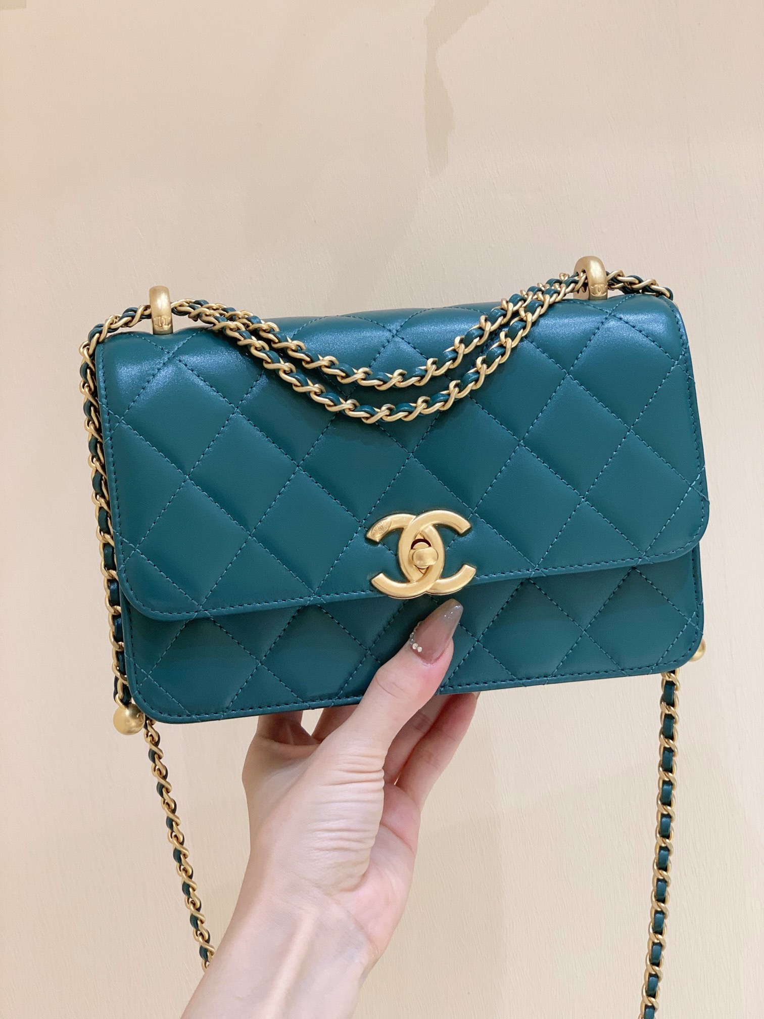 Chanel 2021 Early Fall Haute Couture Collection Double Gold Bead Chain Bag AP2649