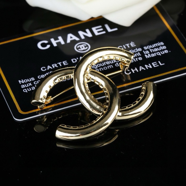 Chanel classic brooch