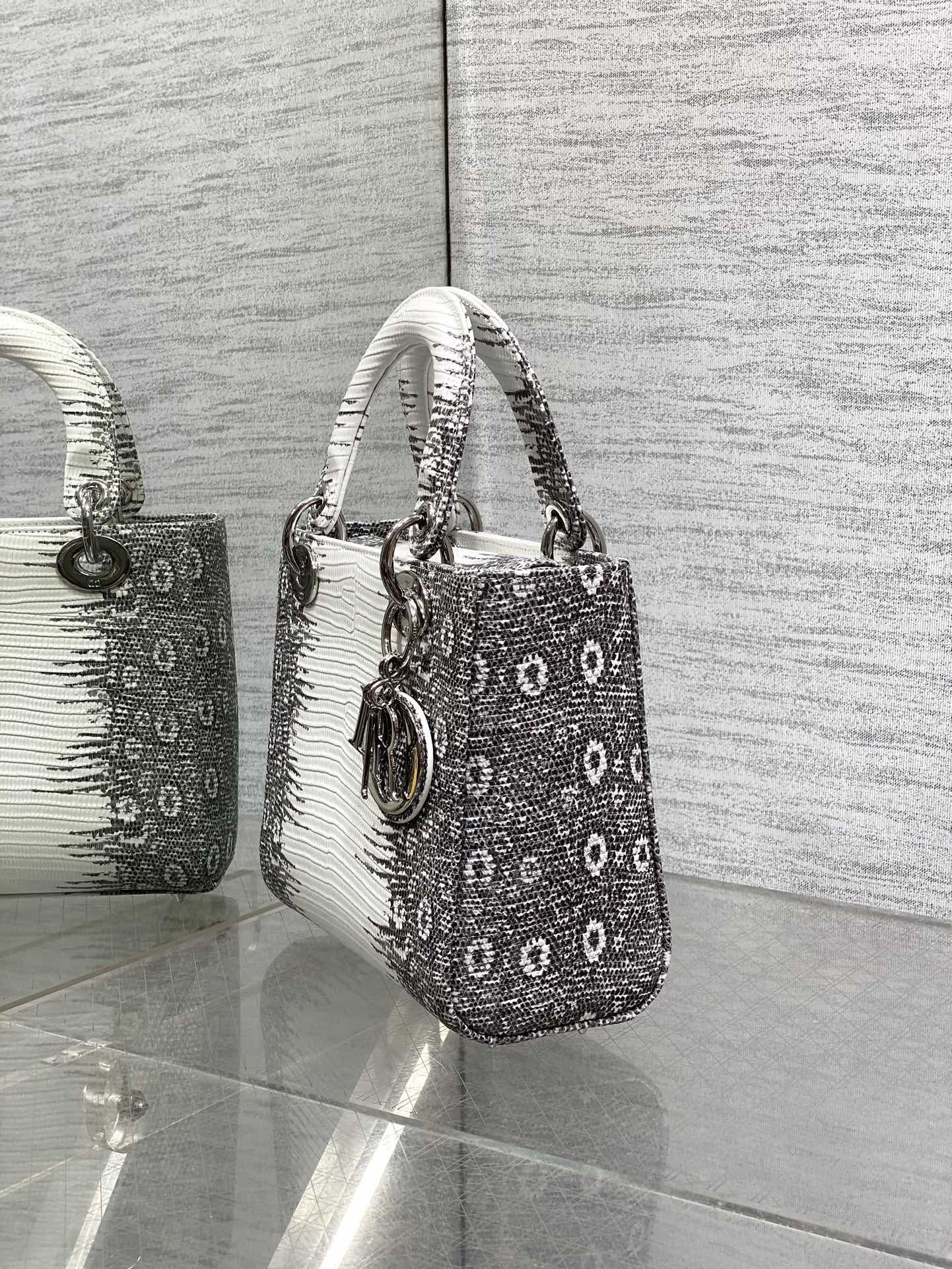Dior Lady Dior four-grid rare lizard pattern handbag