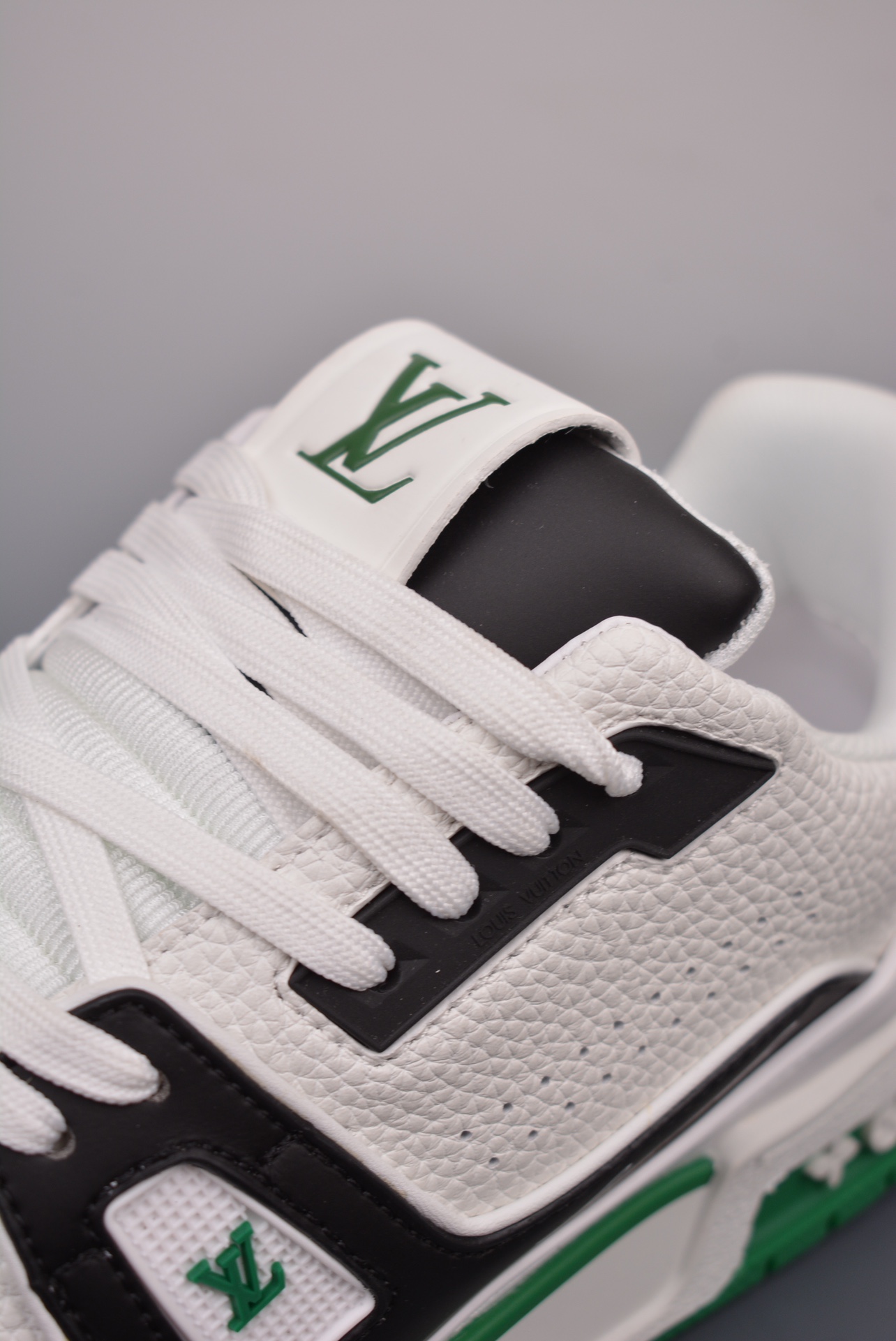 Louis Vuitton Trainer Sneaker Low Black, White and Green Signature Edition 1AD50D
