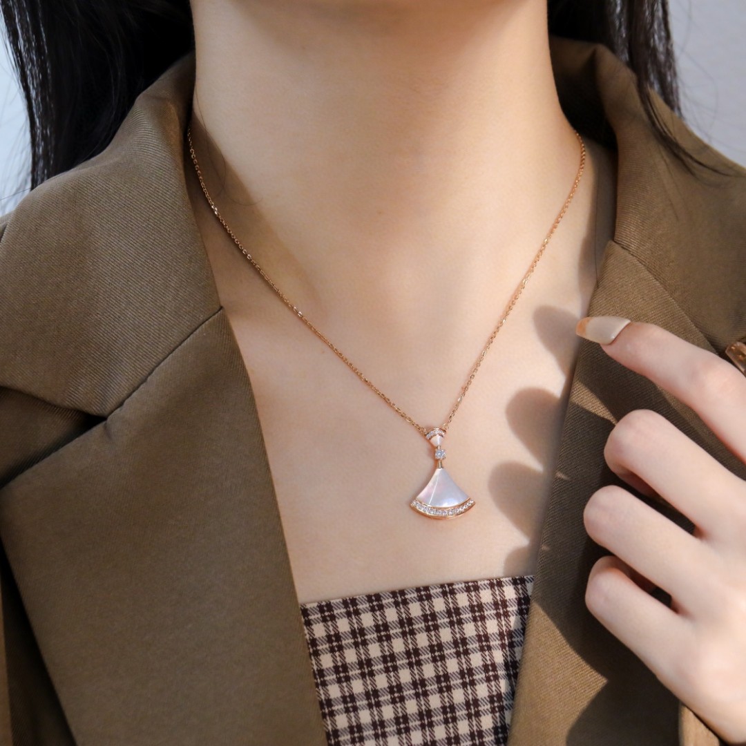 Bulgari Divas Dream series fan-shaped diamond necklace