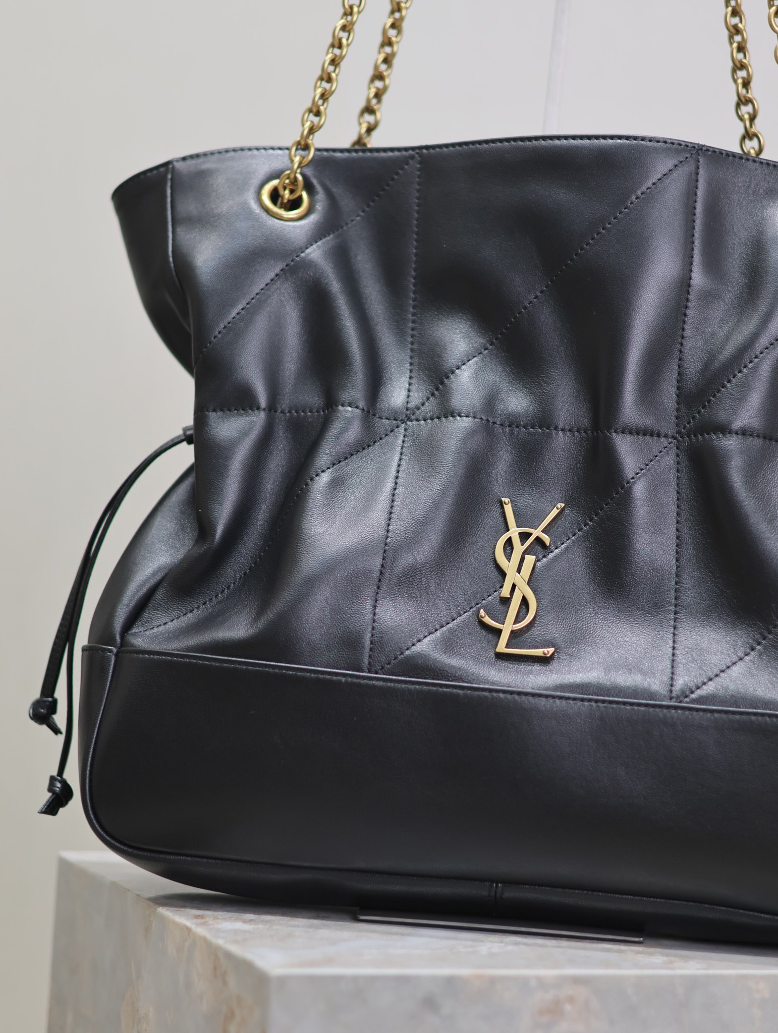 Yves Saint Laurent Jamie 4.3 Large CHON Bucket Bag 809824