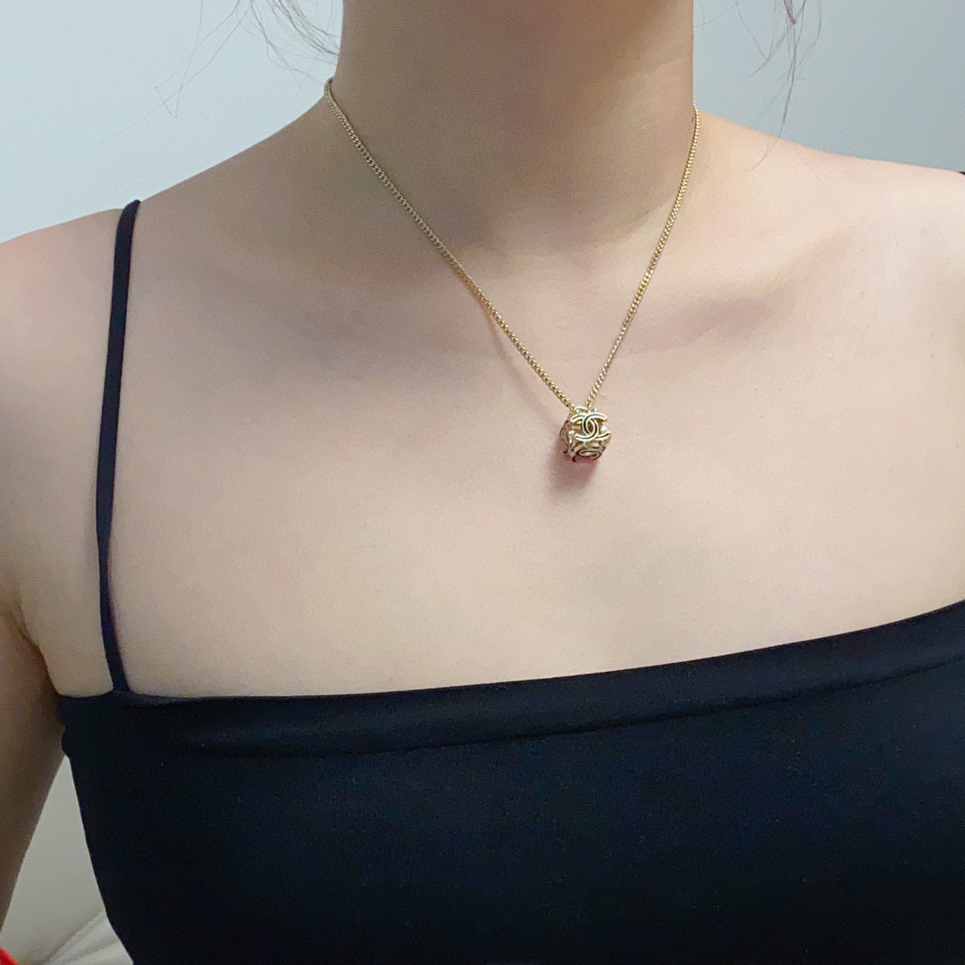 Chanel new square hollow necklace