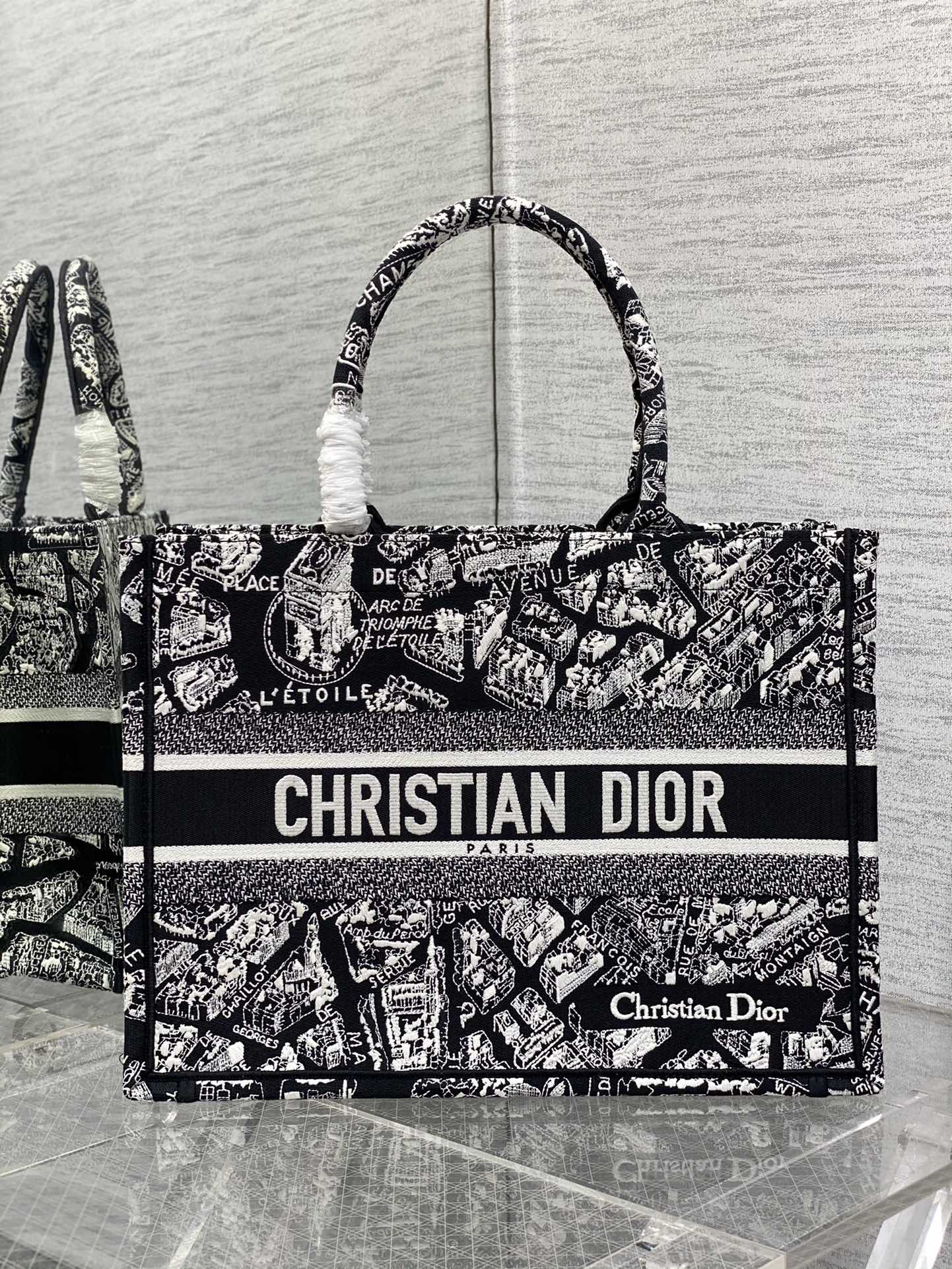 Dior embroidered tote bag medium