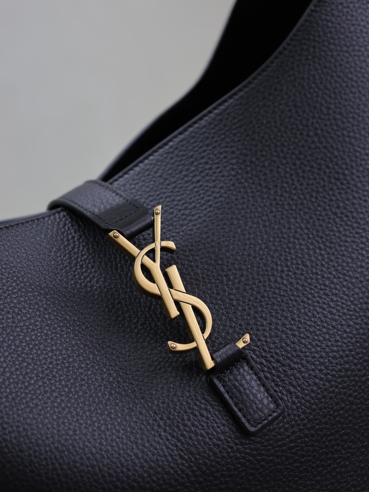 Yves Saint Laurent LE 5À7 Large Bucket Underarm Bag 753823