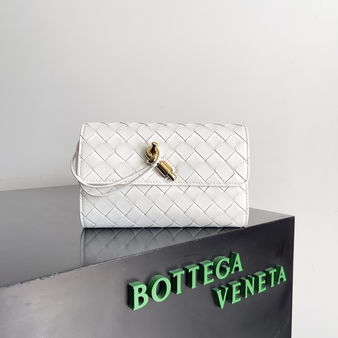 Bottega Veneta Andiamo Clutch Wallet 741504