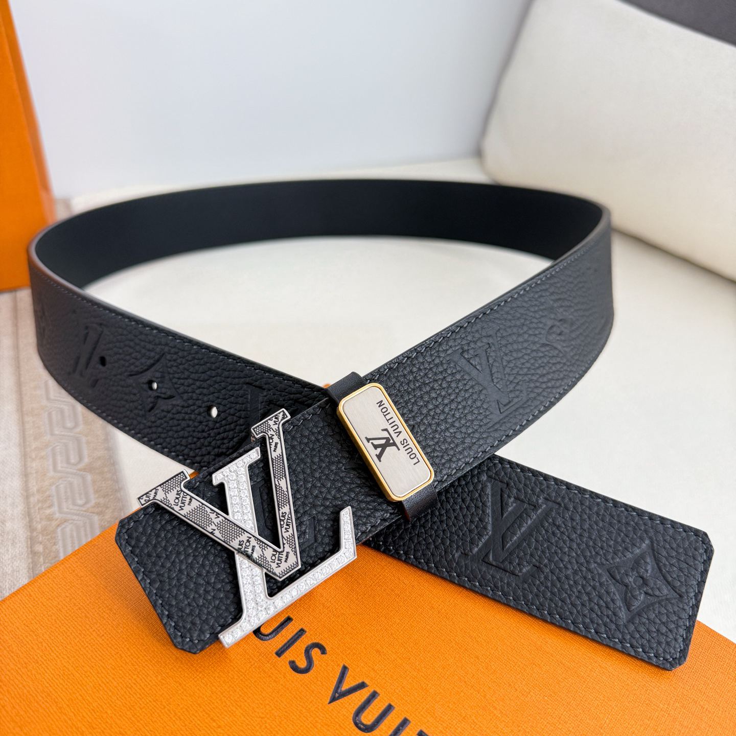 Louis Vuitton diamond-studded buckle embossed cowhide men's belt, 3.8cm wide