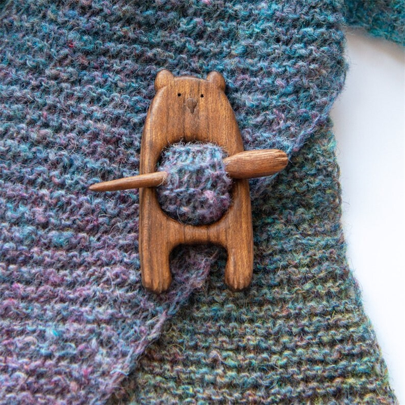 Brooch pin with wooden animal pattern (sweater clip)