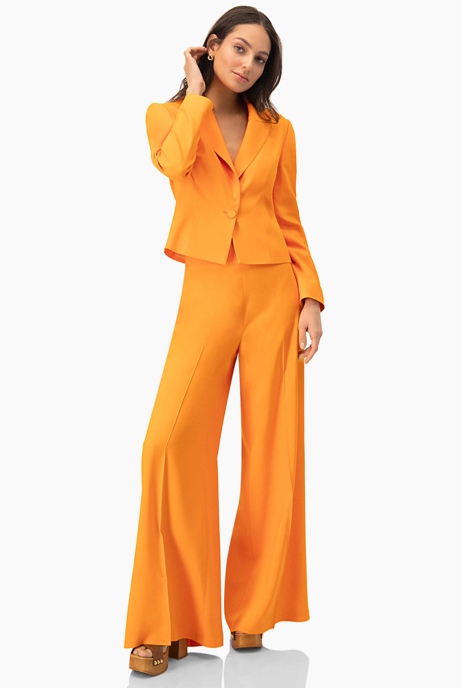 Saco naranja con un boton frontal