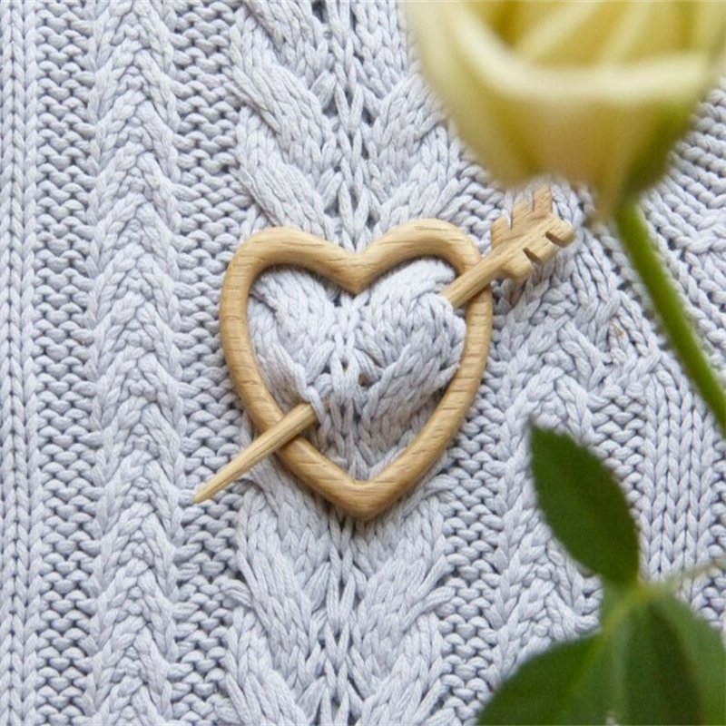 Brooch pin with wooden animal pattern (sweater clip)