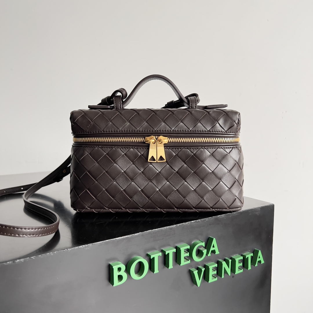 Bottega Veneta 2024 Woven Zippered Baguette Bag 789109