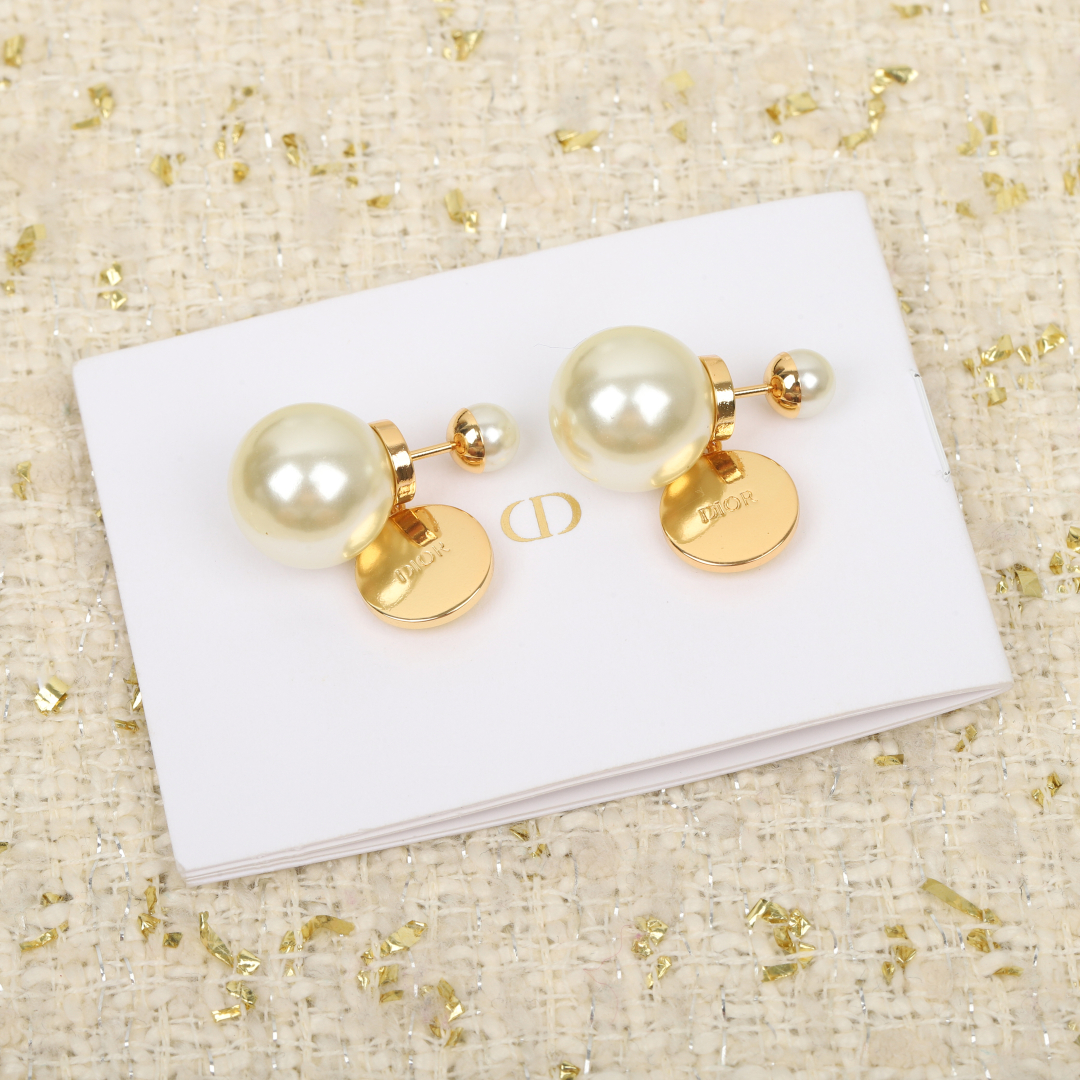 Dior round pearl earrings