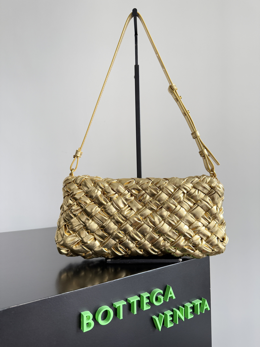 Bottega Veneta Kalimero cha cha woven handbag 785780
