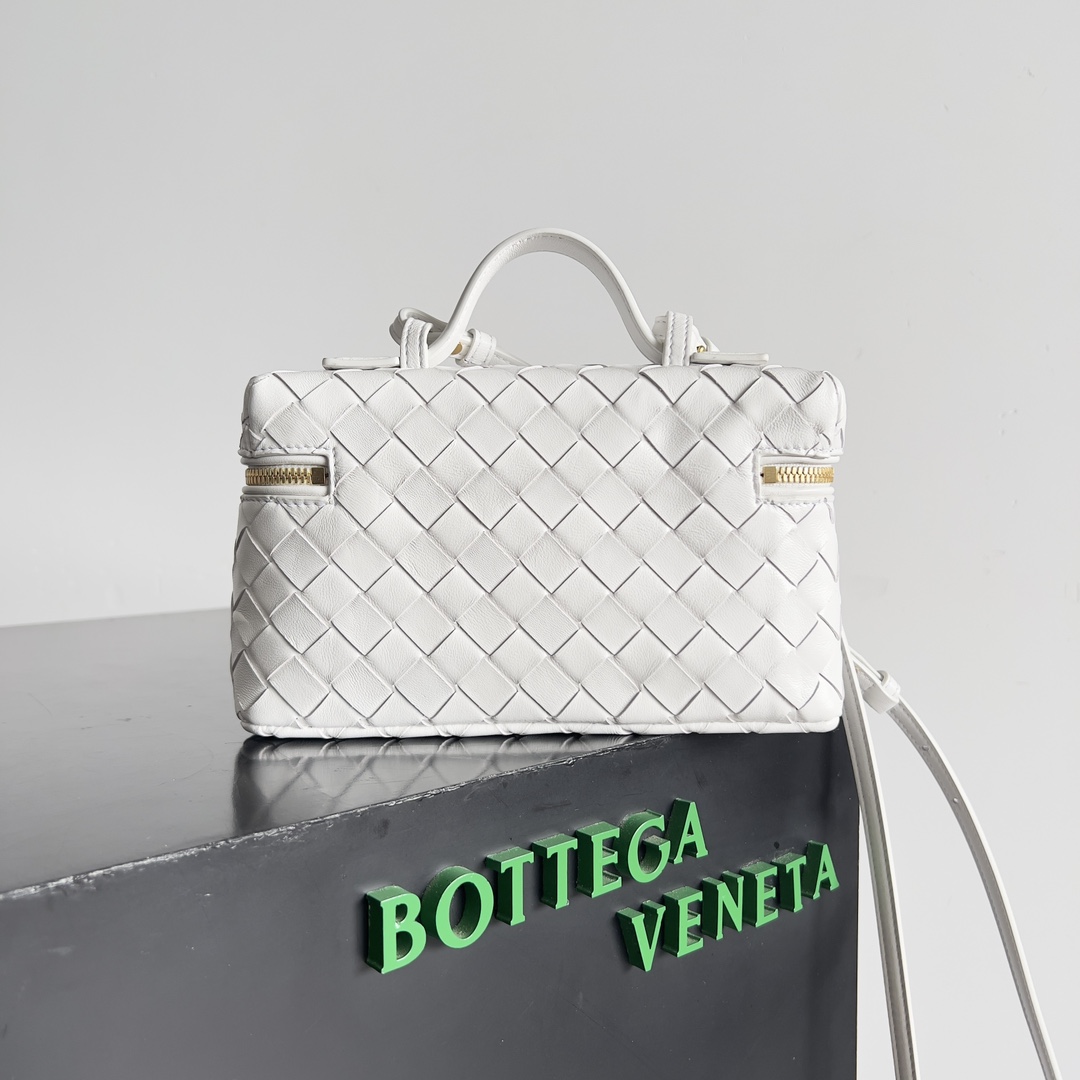 Bottega Veneta 2024 Woven Zippered Baguette Bag 789109