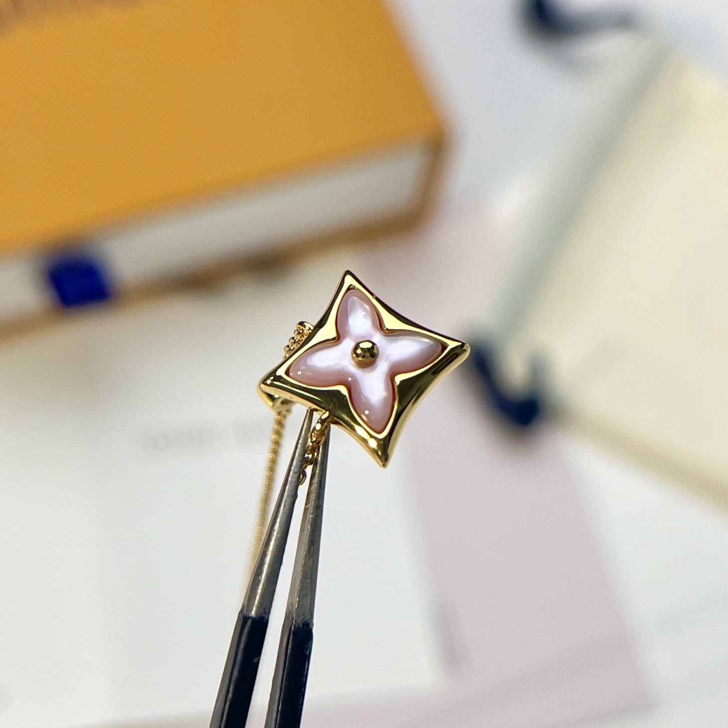 Louis Vuitton single flower diamond necklace
