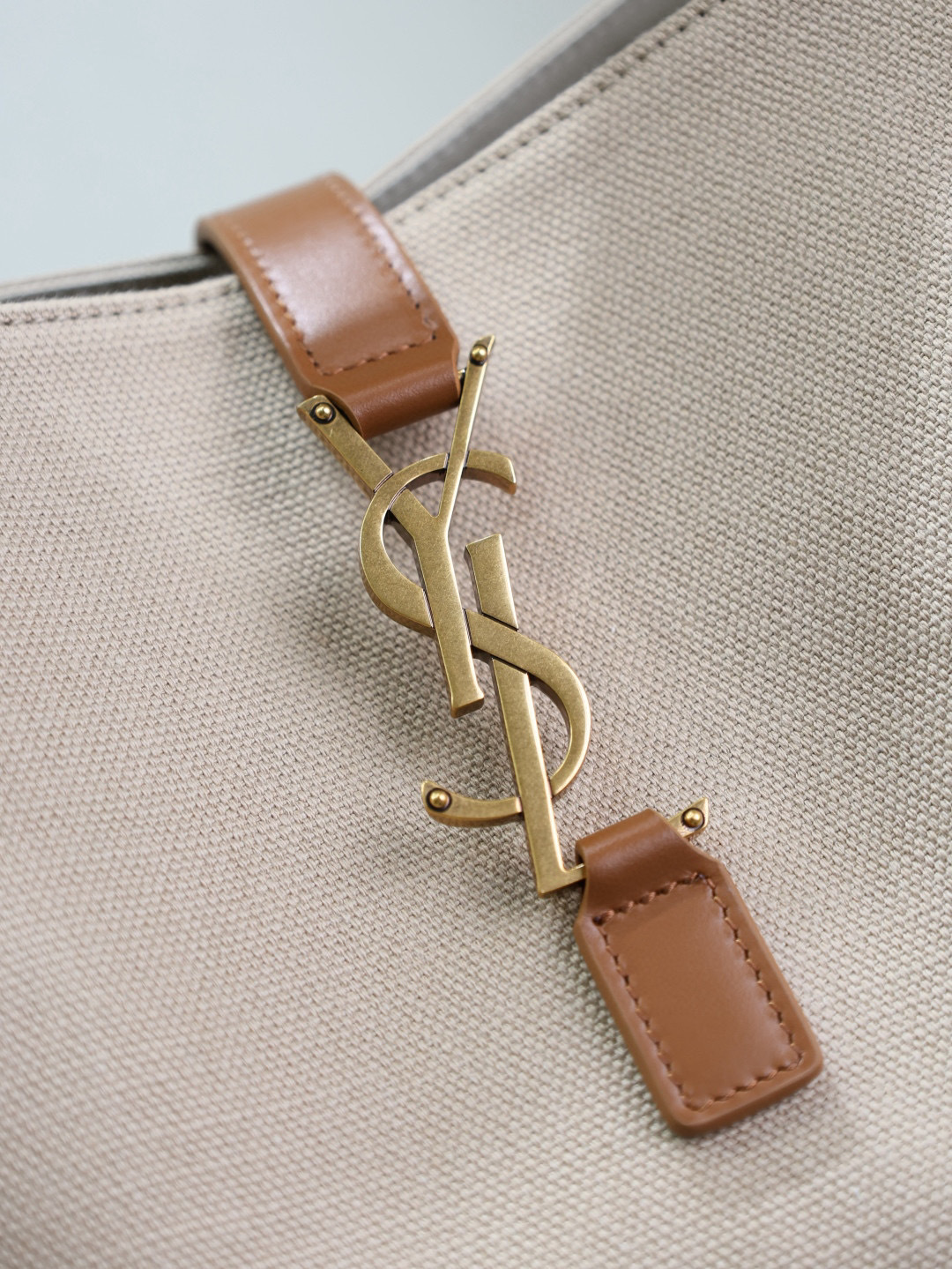 Yves Saint Laurent LE 5À7 Large Bucket Underarm Bag 753823