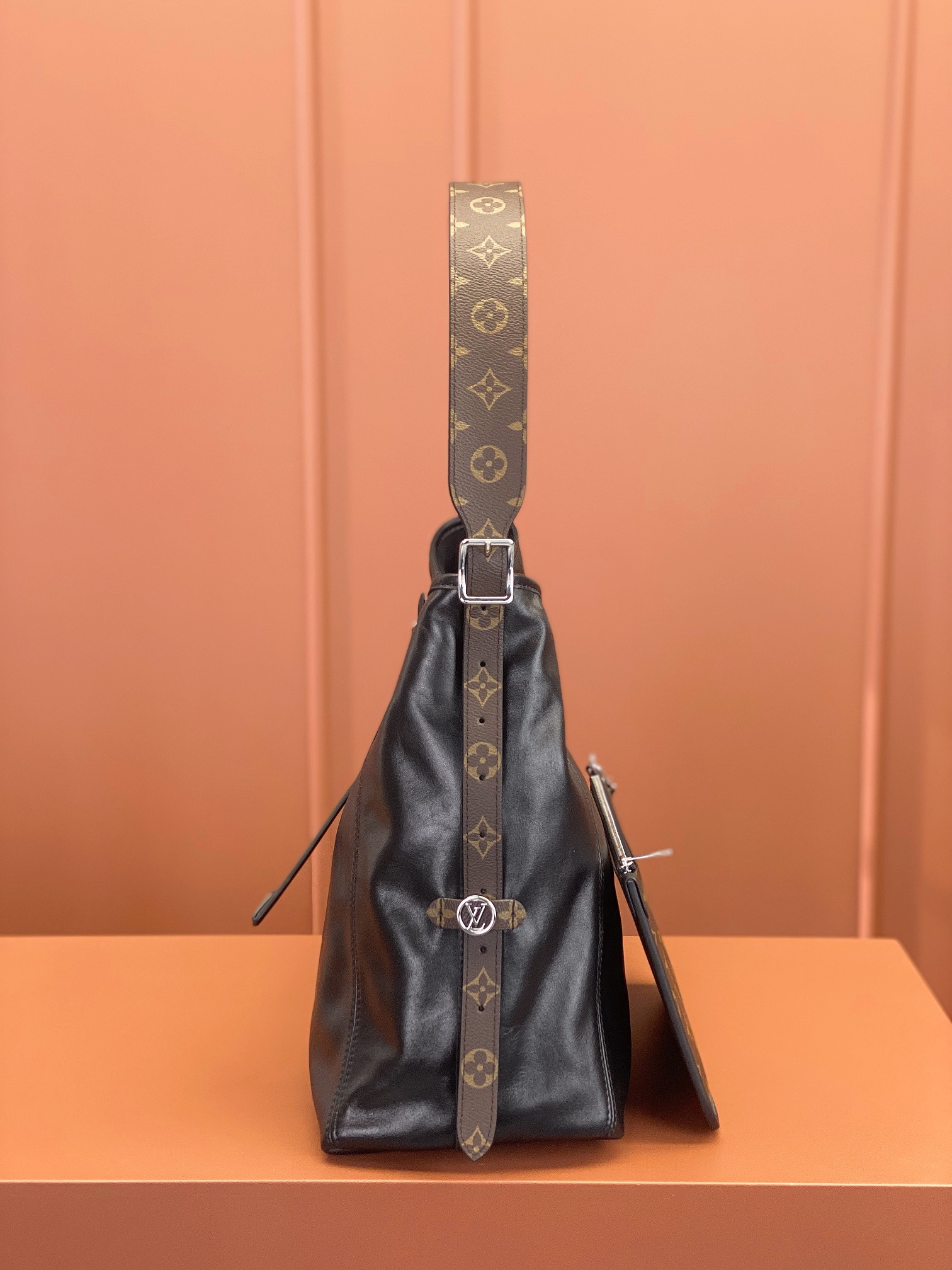 Louis Vuitton CARRYALL DARK Medium Handbag M25143
