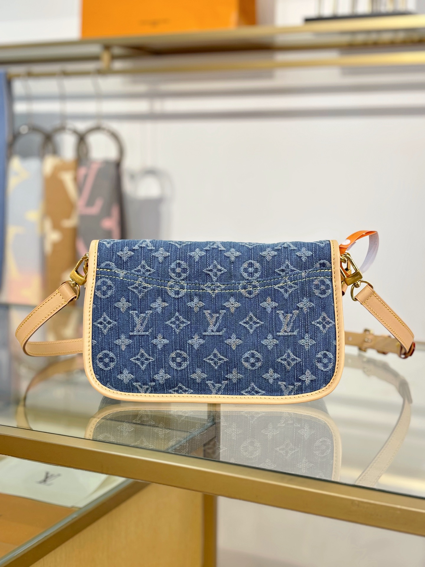 Louis Vuitton DIANE Handbag M13070